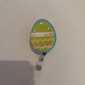 Retractable name badge holder